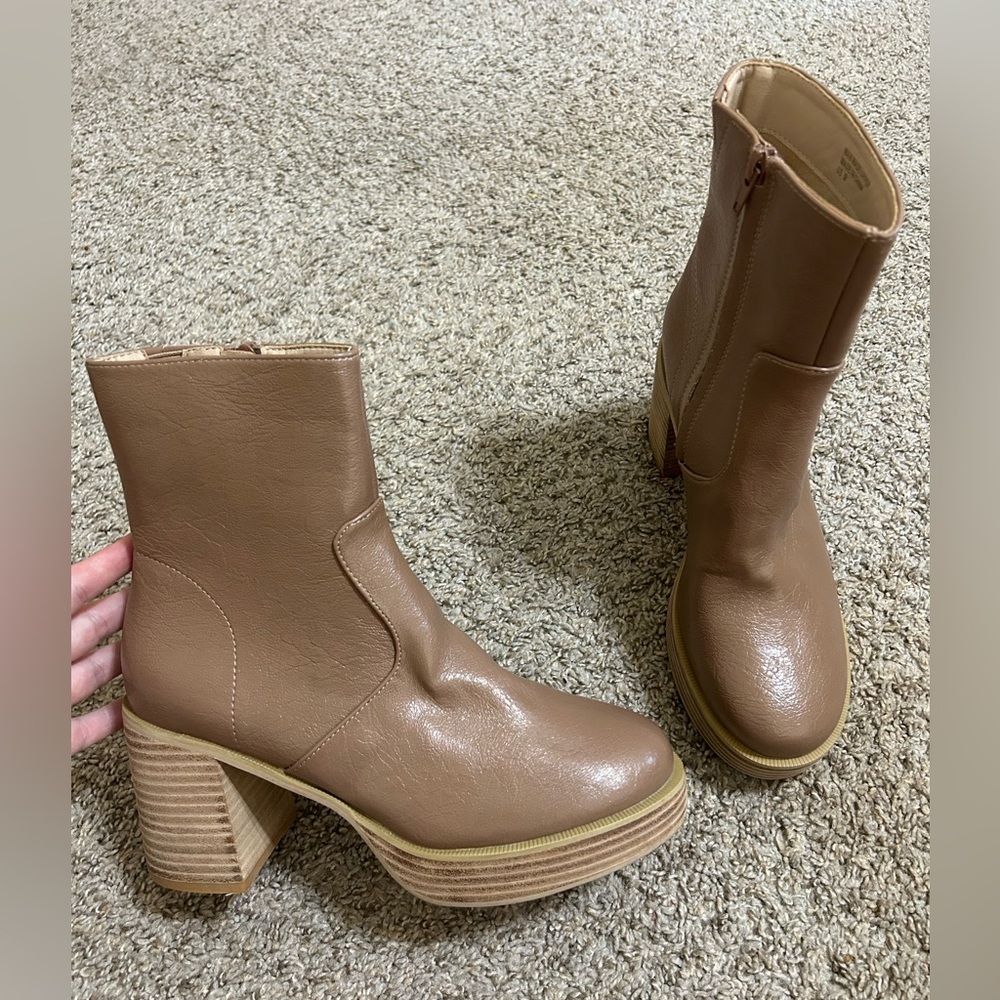 Oasis Society Women's Tan Faux Leather Ankle Bootie Round Toe Zip Up Platform 9